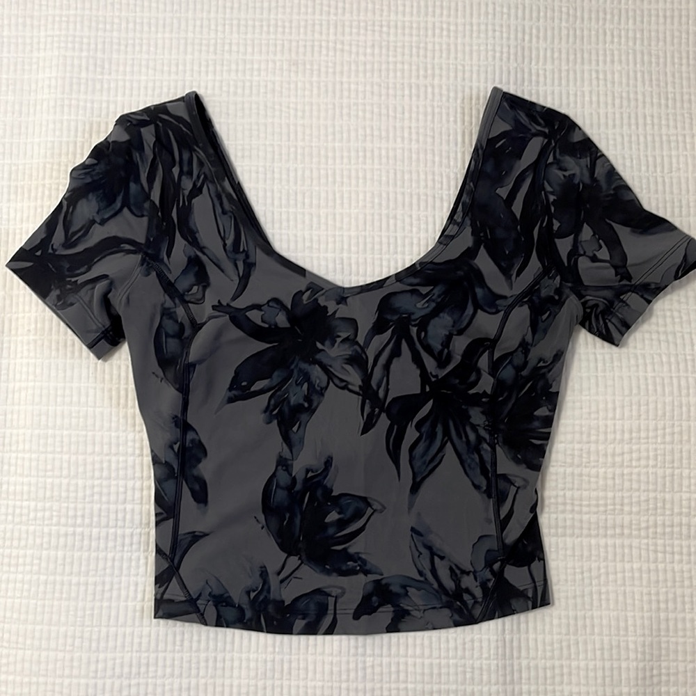 Lululemon crop shirt
